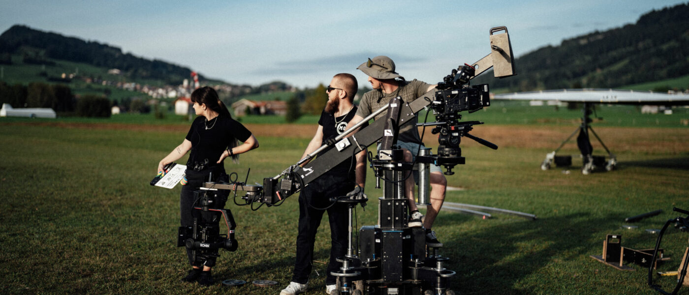 Sony Venice Kamera auf Dolly bei Dreharbeiten für den Werbefilm Breaking Glass 2023