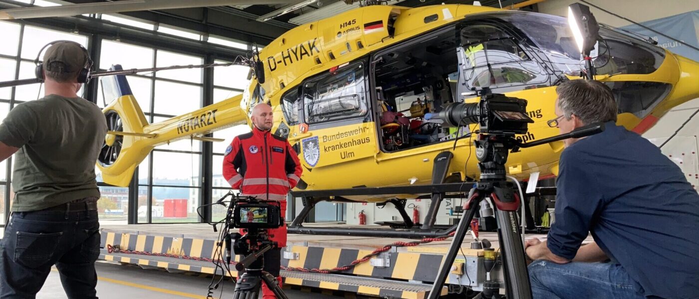 Interviewsetup bei Dreharbeiten für eine Dokumentation über die ADAC Luftrettung 2022